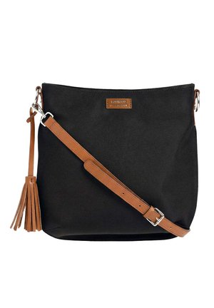 Sac bandoulière en tissu noir avec une sangle en cuir marron ajustable et un pompon, doté d'un petit patch logo marron.