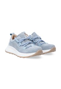 Blaue Wildleder-Sneaker mit hellblauen Schnürsenkeln, einer weißen Zwischensohle und einer beigen Außensohle. Sie haben eine abgerundete Zehenform und ein unterstützendes Design.