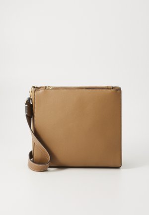Brun lærcrossbody-veske med jevn tekstur, rektangulær form og gullglidelås. Har justerbar stropp og minimalistisk design.