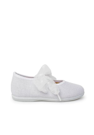 Ballerine en tricot blanc avec un nœud en tissu transparent sur le dessus et une semelle plate, conçue pour les filles ou les tout-petits.