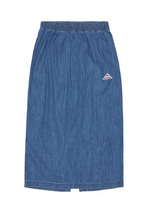Denim rok met elastische tailleband, middellang, in mediumblauw. Voorzien van een kleine driehoekige logo patch aan de voorkant links. Gladde textuur.