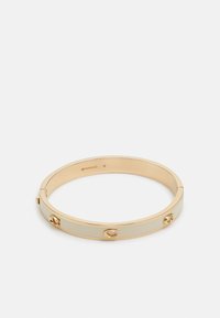 Bracciale rigido color oro con una banda liscia di un beige chiaro, caratterizzato da tre dettagli in rilievo e un fermo sicuro. Finitura testurizzata e design minimalista.