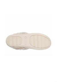 Beige hjemmesko med et struktureret hvidt pels-overdel, flad polstret sål og struktureret gummisål med riller for bedre greb.