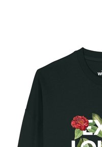 Zwarte sweatshirt met een ronde hals, lange mouwen, en een bloemenprint met een rode roos en groene bladeren, overlegd met witte tekst.