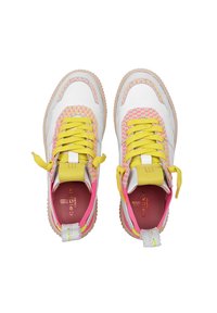 Hvide sneakers med et tekstureret pink- og gult design, gule snørebånd og en gummigummi sål. Lyse accenter på siderne og hælen.