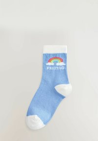 Calcetín de algodón azul con puño y puntera blanca. Presenta un diseño de arcoíris y nube con el texto "VIERNES" en blanco. Textura suave.