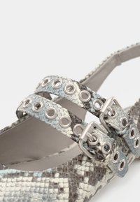 Μπαλαρίνες με σχέδιο δέρματος φιδιού σε ανοιχτό μπλε και καφέ, με διπλούς ιμάντες που διαθέτουν ασημένια μεταλλικά στοιχεία και αγκράφες. Μαλακή εσωτερική επένδυση.