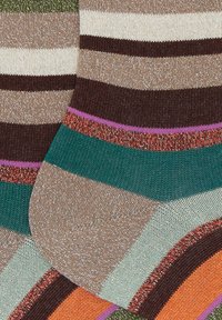 Ingrandimento di calze di lana colorate con righe orizzontali in marrone, verde, beige, arancione, viola e fili metallici.