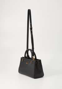 Gentă de mână din piele neagră cu o suprafață texturată, accente din metal auriu, mânere superioare duble și o curea detașabilă. Design compact.
