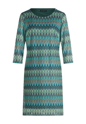 Robe longueur genou avec manches trois-quarts présentant un motif zigzag multicolore dans des tons de sarcelle, bleu, vert et marron.