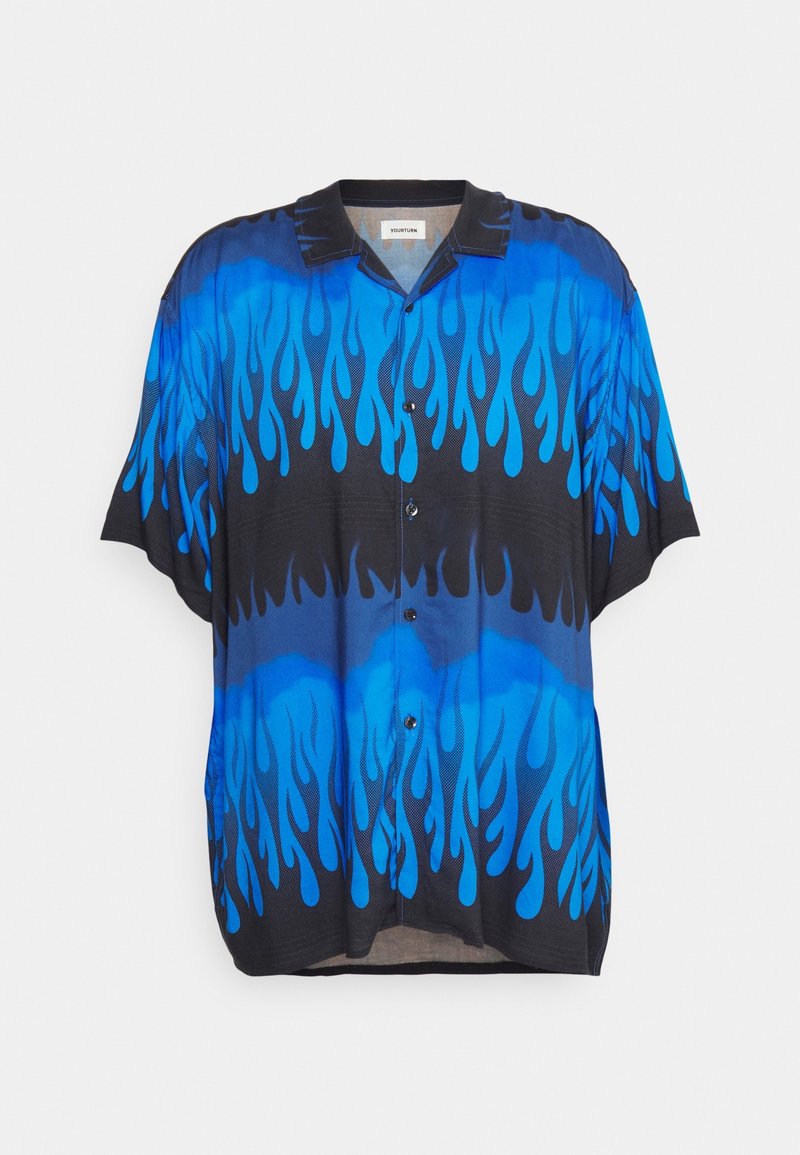 Koszula z krótkim rękawem, z niebieskim wzorem płomieni na czarnym tle, zapinana na guziki, z klasycznym kołnierzykiem. Wykonana z lekkiego materiału.