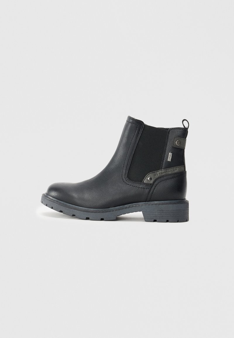 Botine negre din piele cu panouri elastice laterale, vârf rotund și talpă din cauciuc gri. Include un tab de prindere și un detaliu subtil de branding.