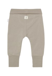 Beige babybroek met geribde tailleband en boorden, klein wit merkje in het midden achter en aan de zijnaad.