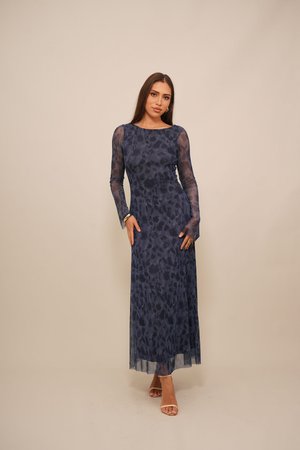Longue robe navy avec un motif floral, manches longues transparentes, corsage ajusté et jupe fluide. Elle a un décolleté bateau et une texture de tissu délicate.