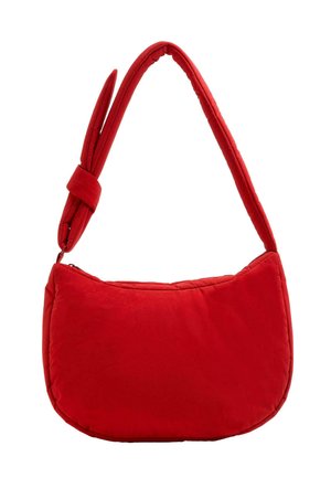 Czerwona torba na ramię z miękkim wyściółką, zaokrąglonym dnem oraz ozdobnym supłem na pasku, z zamkiem błyskawicznym u góry, na białym tle.