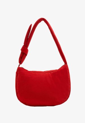 Rode gevoerde schoudertas met afgeronde onderkant en knoopdetail aan de riem, ritssluiting aan de bovenkant, op een witte achtergrond.