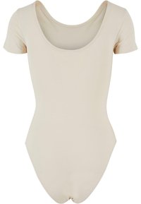 Meztelen bodysuit rövid ujjal, kerek nyakkivágással és testre simuló dizájnnal. Puha, rugalmas anyagból készült, varrás nélkül, látható fémrész nélkül.
