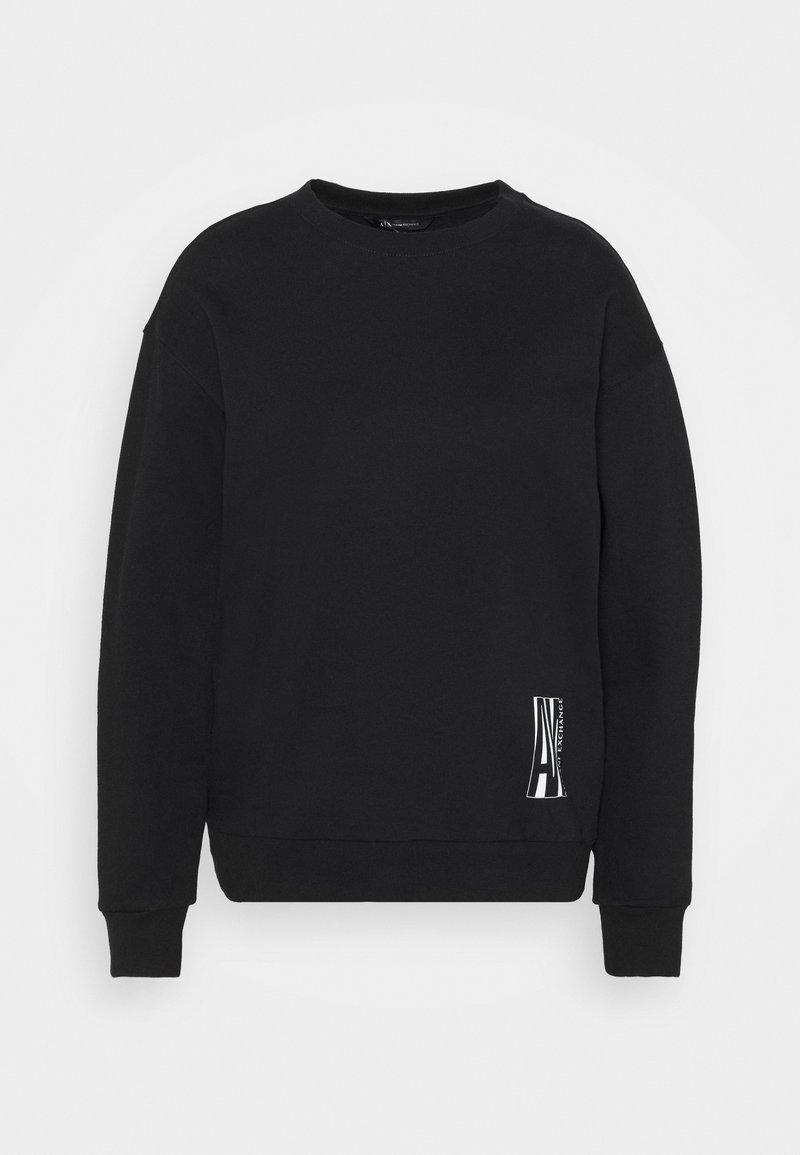 Černá mikina s dlouhým rukávem a kulatým výstřihem, se žebrovanými manžetami a spodním lemem, s malým bílým vertikálním logem blízko pravého dolního okraje.