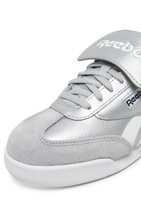 Sneaker argentato metallico con linguetta imbottita e chiusura con lacci. Realizzato in materiali in suede e pelle sintetica, suola in gomma bianca e accenti del logo.