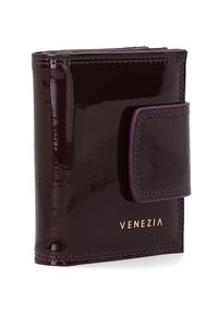 Blank, skinnende, mørkelilla pung med trykknaplukning og kontrasterende lilla syninger. På forsiden vises mærkenavnet "VENEZIA" i guld.