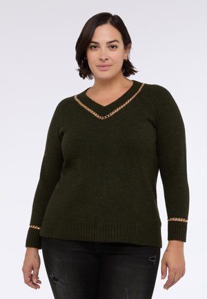 Maglione verde oliva con scollatura a V, caratterizzato da una decorazione con catena dorata sul colletto e sui polsini. Realizzato in materiale morbido con orlo a coste.