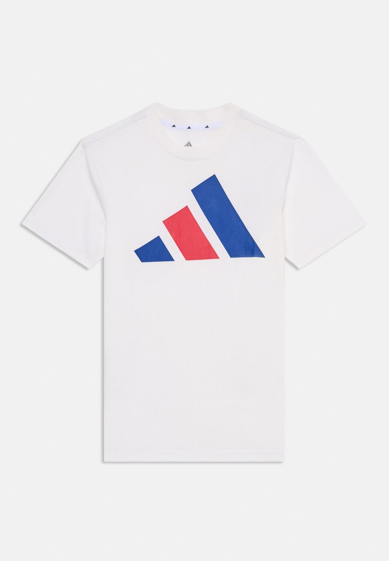 Witte T-shirt van katoen, met een groot blauw en rood driehoekig grafisch logo op de voorkant, korte mouwen en een ronde hals.