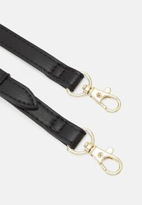 Cinturino in ecopelle nera con fibbie in metallo dorato. Presenta dettagli cuciti e una texture liscia. Le fibbie sono a molla per un attacco sicuro.