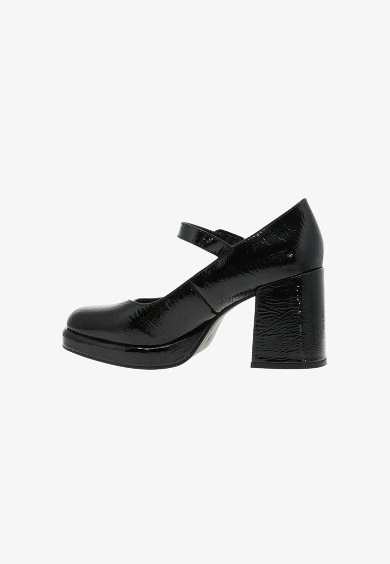 Chaussures à talons en cuir verni noir avec un bout rond et une lanière au niveau de la cheville. Elles présentent un large talon bloc et une surface texturée.