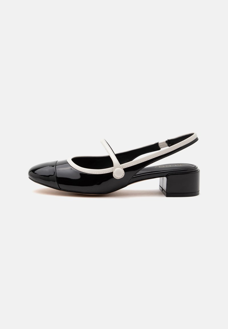 Chaussure slingback en cuir verni noir avec bride et garniture blanches, talon bas à bloc et bout rond sur fond blanc.