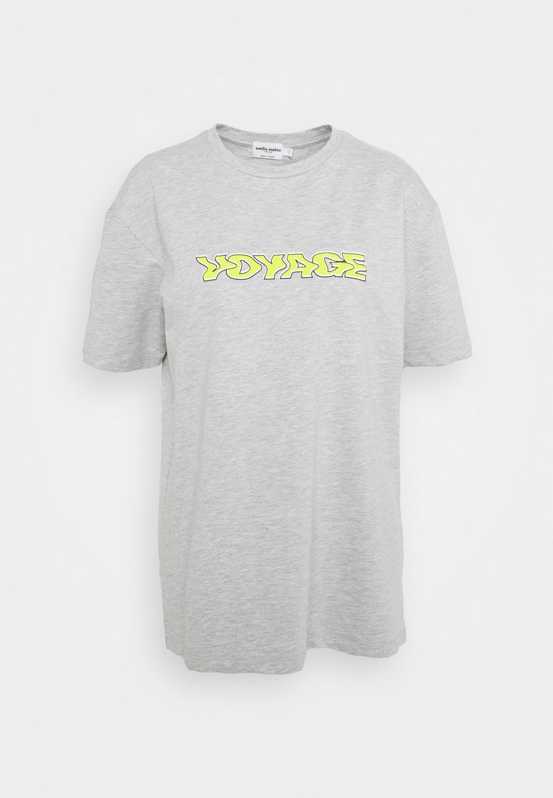 Camiseta de algodón gris con mangas cortas, que presenta un atrevido texto en estilo graffiti amarillo "VOYAGE" en la parte frontal.