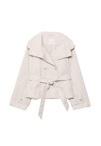 Trench-coat court beige clair avec large col, boutons croisés, manches longues, poignets boutonnés et ceinture nouée à la taille.
