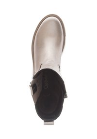 Metalen zilveren enkelboots met een gladde leren structuur, ronde neus en een zijgespike detail. Zachte voering voor comfort.