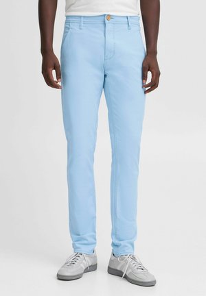 Chinos de color azul claro fabricados en una mezcla de algodón, que cuentan con un diseño de pierna recta, bolsillos frontales y un cierre de botón.