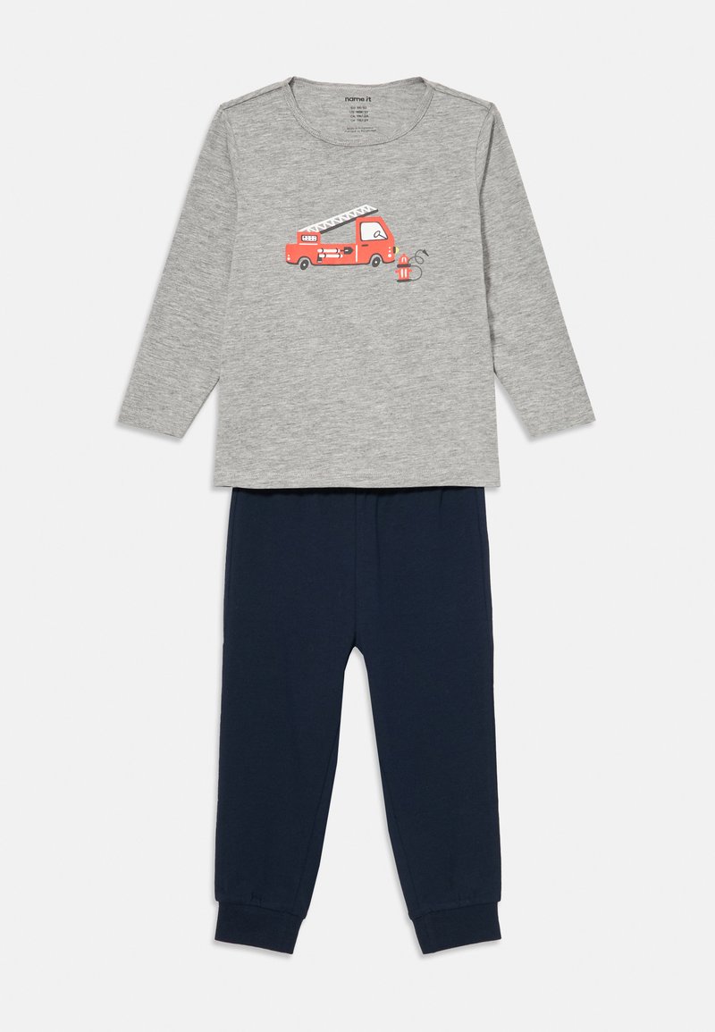 Sivi dukserica dugih rukava s grafikom crvenog vatrogasnog vozila i hidranta, u kombinaciji s plavim elastičnim hlačama za djecu.