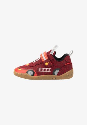 Chaussure rouge pour tout-petit avec motif de camion de pompiers, comprenant un graphisme d’échelle, un emblème de flamme, une bride à velcro et une semelle en caoutchouc tachetée.