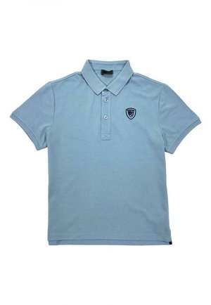 Jasnoniebieska koszulka polo wykonana z bawełny. Posiada kołnierzyk, trzy guziki z przodu oraz ciemnoniebieską naszywkę z logo na lewej piersi. Krótkie rękawy.