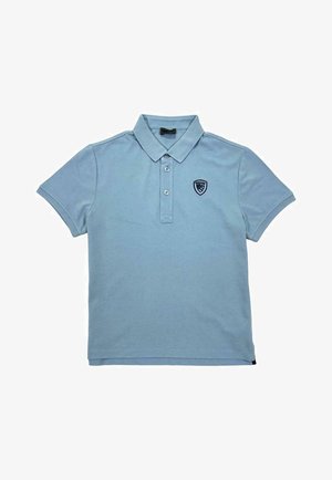 Polo bleu clair en coton. Doté d'un col, d'une patte à trois boutons, et d'un écusson logo bleu foncé sur le côté gauche de la poitrine. Manches courtes.