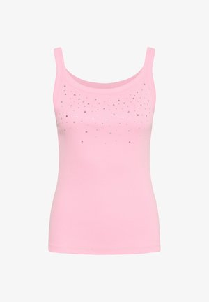 Débardeur rose sans manches en tissu côtelé avec encolure dégagée et petits clous argentés dispersés sur la partie supérieure de la poitrine.