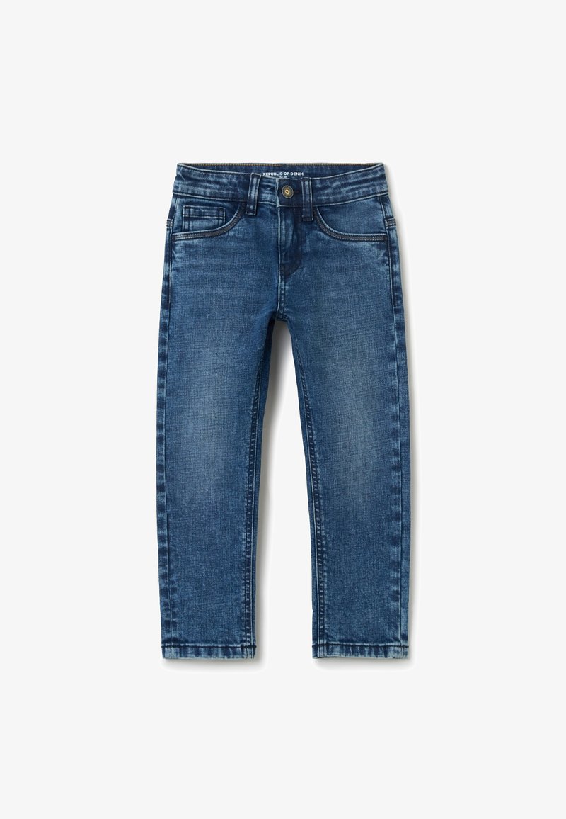 Jean en denim bleu pour enfants avec lavage délavé, bouton sur le devant, passants pour ceinture et design à cinq poches, posé à plat sur fond blanc.