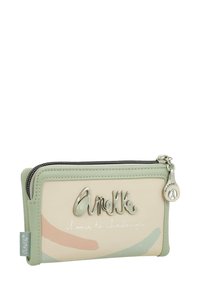 Cartera verde menta con un acabado suave, que presenta patrones de pinceladas en tonos pastel, un logo plateado y un cierre con cremallera con un tirador decorativo.