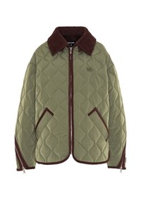 Quiltet olivengrøn jakke med brun corduroy krave, brun kant på lommer og ærmer, frontlynlås og lynlåse i ærmeventiler.