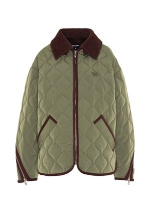 Giacca trapuntata verde oliva con collare in corduroy marrone, rifiniture marroni su tasche e polsini, zip frontale e aperture con zip sulle maniche.