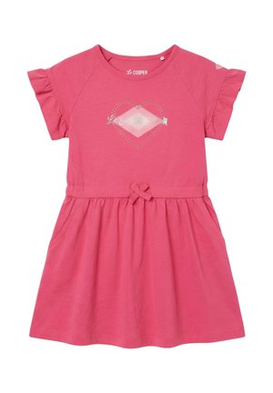 Robe rose à manches courtes avec manches volantées, taille élastique avec un nœud, motif à pois en forme de cœur et logo "Le Cooper" sur le devant.