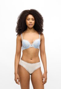 Lyseblå bh med blonderkant, polstrede skåle og en dekorativ sløjfe i midten, kombineret med cremefarvede trusser med blondekanter.