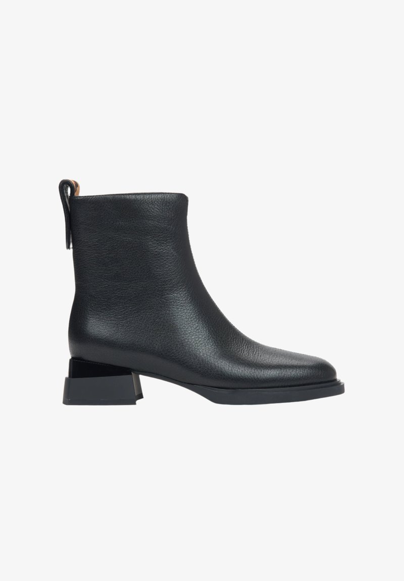 Zwarte leren enkelboot met een gladde textuur, ronde neus en een chunky rechthoekige hak. Heeft een lus aan de achterzijde voor gemakkelijk aan- en uittrekken.