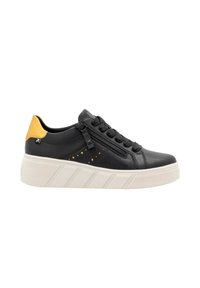 Baskets en cuir noir avec accent jaune, fermeture à lacets, zip sur le côté et semelle plateforme blanche texturée avec détails côtelés.