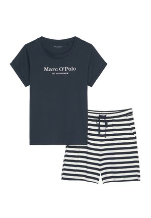 T-shirt in cotone blu navy con scritta bianca "Marc O'Polo", abbinata a pantaloni corti bianchi con righe orizzontali blu navy e vita con coulisse.