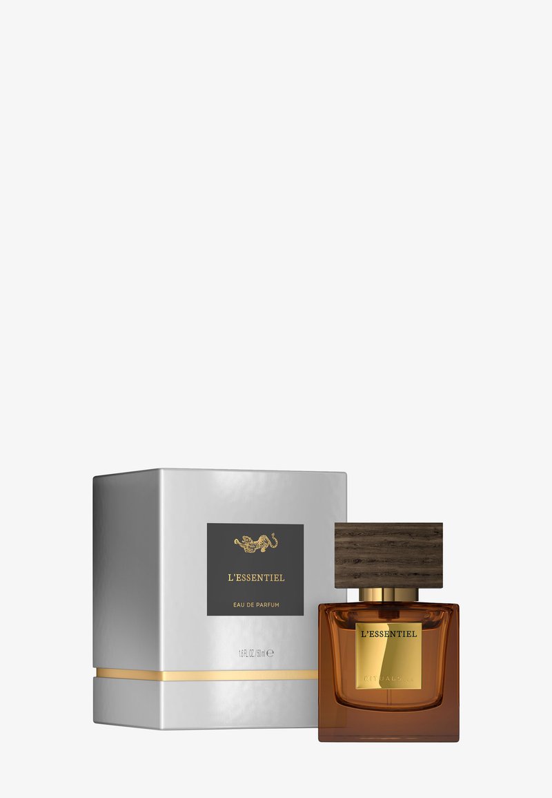 Flacon de parfum en verre ambré avec un bouchon en bois, à côté d'une boîte blanche et dorée étiquetée L'ESSENTIEL Eau de Parfum, 50 ml.