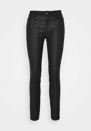 Schwarze Slim-Fit-Hose mit hoher Taille, Frontknopf, Reißverschluss, zwei Reißverschlusstaschen auf jeder Seite und geraden Beinen.