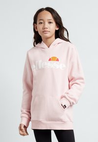 Sweatshirt à capuche rose avec une poche avant, arborant un logo blanc et un détail graphique orange et jaune. Tissu doux et coupe décontractée.